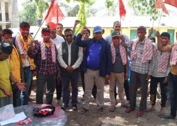 डडेल्धुरा परशुराममा कांग्रेस छोड्दै माओवादी केन्द्रमा प्रवेश गर्नेको लर्को