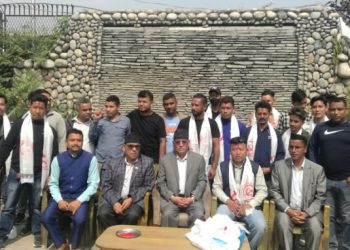 हेलम्बु गाउँपालिकाका काँग्रेस पूर्वसभापति माओवादी केन्द्र प्रवेश, प्रचण्डद्वारा स्वागत