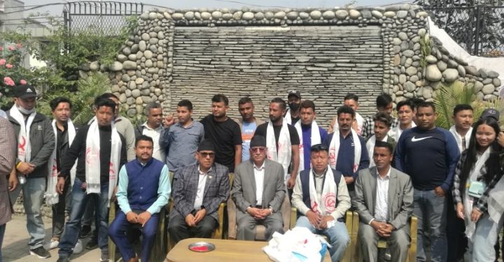 हेलम्बु गाउँपालिकाका काँग्रेस पूर्वसभापति माओवादी केन्द्र प्रवेश, प्रचण्डद्वारा स्वागत