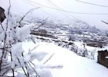 दार्चुलाको छाङ्गरु र तिंकरमा हिमपात,आगो तापेर दिन बिताउदै स्थानीय