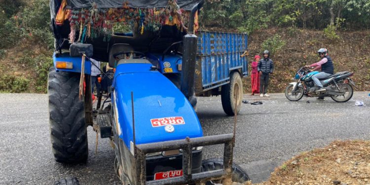 अछाममा ट्रयाक्टर र मोटरसाइकल ठोक्किदा दुई जना घाइते