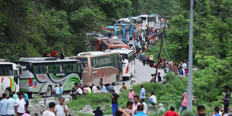नारायणगढ–मुग्लिन सडकमा फेरी पहिरो, यात्रु अलपत्र