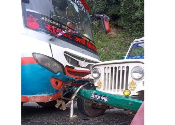 डडेल्धुरामा बस र जिप एक आपसमा ठोक्किए