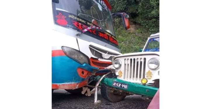 डडेल्धुरामा बस र जिप एक आपसमा ठोक्किए