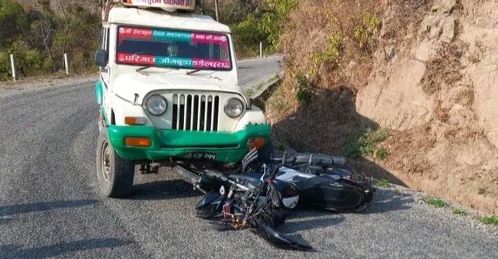 डोटीको बुडर नजिक बसेनीमा जिप र मोटरसाइकल एकआपसमा ठोक्किए