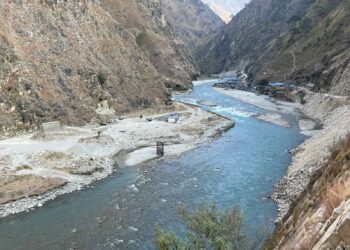 कर्णालीमा डोजर पल्टियो, एक जना बेपत्ता