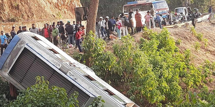 बाजुराका विद्यार्थी बोकेको बस दुर्घटना