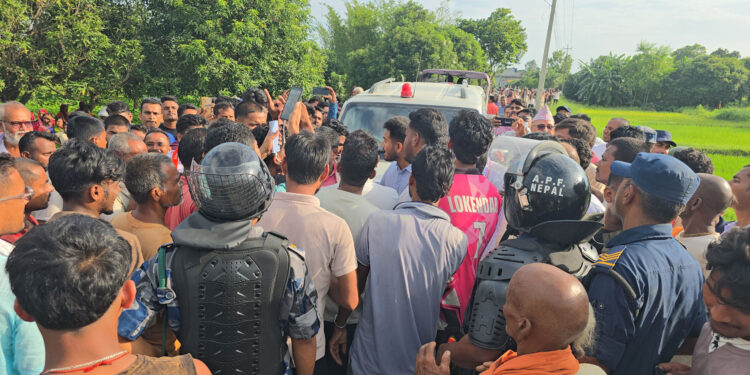 सिराहामा फेरि तनाव: मृतक बालकको घरअगाडि स्थानीय र सुरक्षा निकाय आमनेसामने