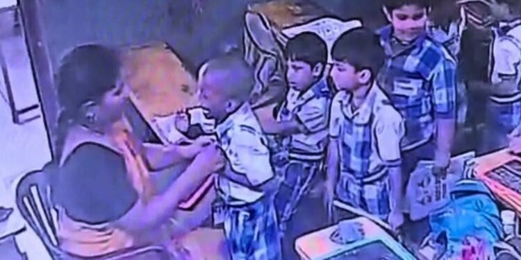 शिक्षिकाले थप्पड हान्दा कक्षाकोठामै ढलेका बालकको मृत्यु