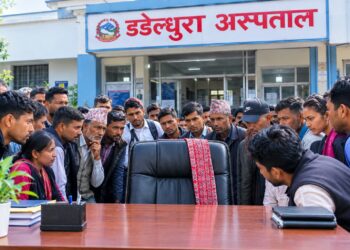 डडेल्धुरा अस्पताल अध्यक्षको कुर्चिमा २० जनाको आँखा