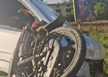 डडेल्धुरा आउदै गरेको इभीले धनगढीमा मोटरसाइकललाई ठक्कर दिँदा तीन जना घाइते