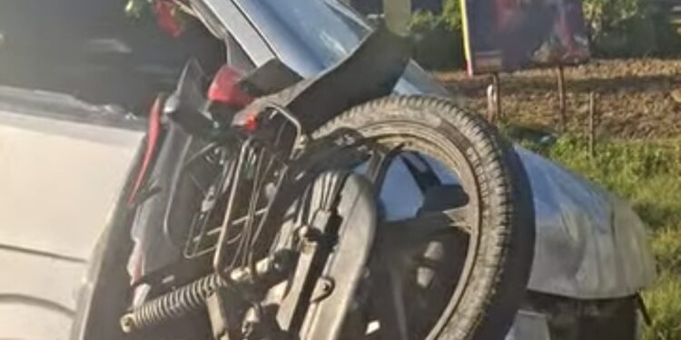 डडेल्धुरा आउदै गरेको इभीले धनगढीमा मोटरसाइकललाई ठक्कर दिँदा तीन जना घाइते